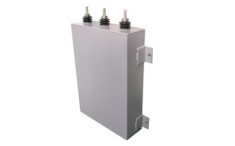 電容器的容量大小與什么有關？為什么？