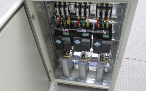 如何快速識(shí)別電容器組中有故障的低壓電容器？